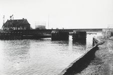 857346 Gezicht op de spoorbrug over de Weespertrekvaart bij de Omval te Amsterdam, met links de brugwachterswoning. Op ...